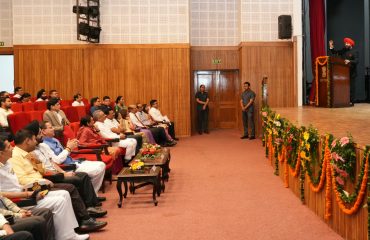 पुस्तक ‘आत्मा के स्वर’ के संबंध में जानकारी देते हुए राज्यपाल लेफ्टिनेंट जनरल गुरमीत सिंह (से नि)।