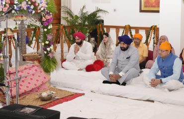 पवित्र श्रीगुरू ग्रंथ साहिब के अखण्ड पाठ को सुनते हुए राज्यपाल लेफ्टिनेंट जनरल गुरमीत सिंह (से नि) एवं मुख्यमंत्री पुष्कर सिंह धामी।