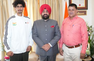 राज्यपाल लेफ्टिनेंट जनरल गुरमीत सिंह (से नि) से शिष्टाचार भेंट करते हुए रोहित भट्ट।