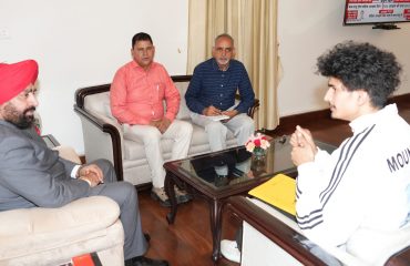 राज्यपाल लेफ्टिनेंट जनरल गुरमीत सिंह (से नि) से शिष्टाचार भेंट करते हुए रोहित भट्ट।