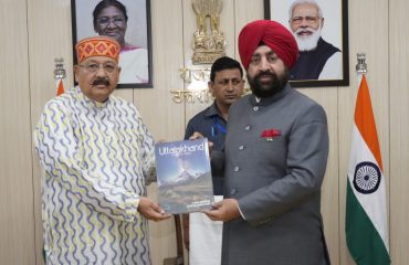 राज्यपाल लेफ्टिनेंट जनरल गुरमीत सिंह (से नि) को राजभवन में पर्यटन विकास पर आधारित पुस्तक भेंट करते हुए पर्यटन मंत्री सतपाल महाराज।