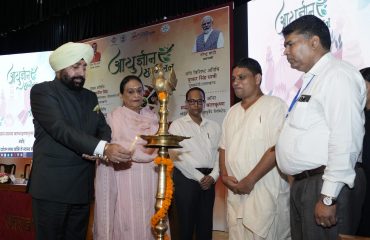 राजभवन में आयोजित ‘‘आयुर्ज्ञान सम्मेलन’’ कार्यक्रम का दीप प्रज्ज्वलित कर शुभारंभ करते हुए राज्यपाल लेफ्टिनेंट जनरल गुरमीत सिंह (से नि)।