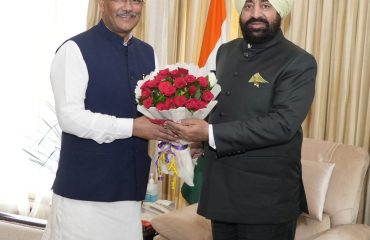 राज्यपाल लेफ्टिनेंट जनरल गुरमीत सिंह (से नि) से शिष्टाचार भेंट करते हुए पूर्व मुख्यमंत्री, उत्तराखण्ड त्रिवेन्द्र सिंह रावत।