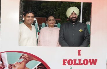 कार्यक्रम में लगे सेल्फी प्वाइंट पर सेल्फी लेते हुए राज्यपाल लेफ्टिनेंट जनरल गुरमीत सिंह (से नि), प्रथम महिला श्रीमती गुरमीत कौर एवं पतंजलि के सीईओ आचार्य बालकृष्ण।