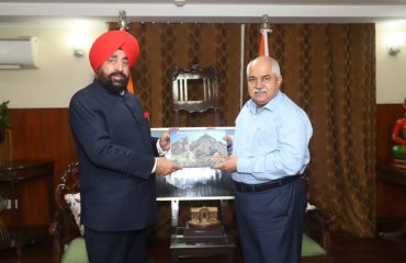 Director General, Border Roads Organization (BRO), Lieutenant General Rajiv Chaudhary pays courtesy call on Governor Lt Gen Gurmit Singh (Retd).