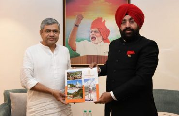 राज्यपाल ने नई दिल्ली में रेल, संचार और इलेक्ट्रॉनिक्स एवं सूचना प्रौद्योगिकी मंत्री श्री अश्विनी वैष्णव से मुलाकात की।