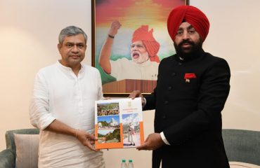 राज्यपाल ने नई दिल्ली में रेल, संचार और इलेक्ट्रॉनिक्स एवं सूचना प्रौद्योगिकी मंत्री श्री अश्विनी वैष्णव से मुलाकात की।
