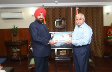Director General, Border Roads Organization (BRO), Lieutenant General Rajiv Chaudhary pays courtesy call on Governor Lt Gen Gurmit Singh (Retd).