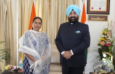 राज्यपाल लेफ्टिनेंट जनरल गुरमीत सिंह (से नि) से शिष्टाचार भेंट करती हुईं कैबिनेट मंत्री श्रीमती रेखा आर्या।