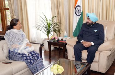 राज्यपाल लेफ्टिनेंट जनरल गुरमीत सिंह (से नि) से शिष्टाचार भेंट करती हुईं कैबिनेट मंत्री श्रीमती रेखा आर्या।