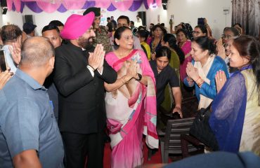 कार्यक्रम के अवसर पर उपस्थित लोगों से वार्ता करते हुए राज्यपाल लेफ्टिनेंट जनरल गुरमीत सिंह(से नि)।