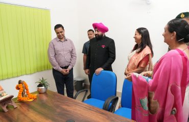 गढ़ी कैंट में आयोजित कार्यक्रम के अवसर पर आयुर्वेदिक ’पंचकर्म’ केंद्र का उद्घाटन करते हुए राज्यपाल लेफ्टिनेंट जनरल गुरमीत सिंह(से नि)।