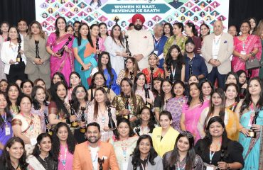 सम्मानित होने वाली महिलाओं के साथ राज्यपाल लेफ्टिनेंट जनरल गुरमीत सिंह (से नि)।