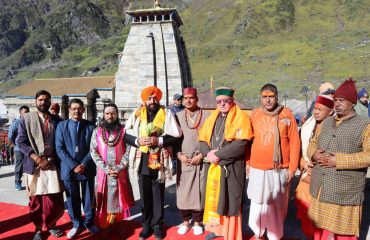 बाबा केदारनाथ के दर्शन करते हुए राज्यपाल लेफ्टिनेंट जनरल गुरमीत सिंह (से नि)।