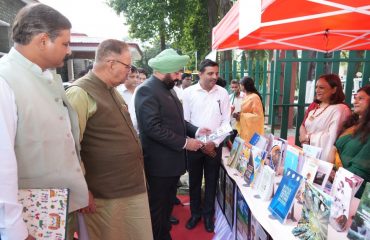 Governor Lt Gen Gurmit Singh (Retd) inspects the stalls based on environmental protection and plastic waste in the workshop organized at Raj Bhawan.