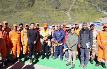 Governor Lt Gen Gurmit Singh (Retd) with district administration, police, NDRF and SDRF personnel.