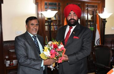 राज्यपाल लेफ्टिनेंट जनरल गुरमीत सिंह (से नि) से शिष्टाचार भेंट करते हुए कुमाऊं विश्वविद्यालय नैनीताल के कुलपति प्रो. दीवान सिंह रावत।
