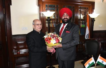 राज्यपाल लेफ्टिनेंट जनरल गुरमीत सिंह (से नि) से शिष्टाचार भेंट करते हुए रघुनंदन सिंह टोलिया उत्तराखण्ड प्रशासन अकादमी के महानिदेशक बी. पी. पांडे।
