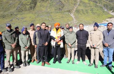 जिला प्रशासन, पुलिस, एनडीआरएफ एवं एसडीआरएफ के जवानों के साथ राज्यपाल लेफ्टिनेंट जनरल गुरमीत सिंह (से नि)।