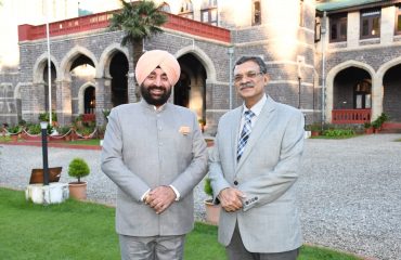 राज्यपाल लेफ्टिनेंट जनरल गुरमीत सिंह (से नि) से शिष्टाचार भेंट करते हुए उत्तराखण्ड उच्च न्यायालय के मुख्य न्यायाधीश न्यायमूर्ति श्री विपिन सांघी।