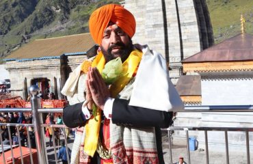 बाबा केदारनाथ के दर्शन करते हुए राज्यपाल लेफ्टिनेंट जनरल गुरमीत सिंह (से नि)।