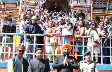 बद्रीनाथ मंदिर में भगवान बद्री विशाल के दर्शन करते हुए राज्यपाल लेफ्टिनेंट जनरल गुरमीत सिंह (से नि)।