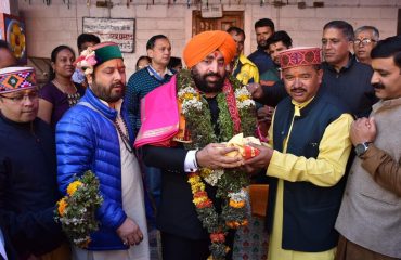 राज्यपाल लेफ्टिनेंट जनरल गुरमीत सिंह (से नि) को अंगवस्त्र, तुलसी माला एवं प्रसाद भेंट करते हुए मंदिर समिति और तीर्थ पुरोहित।