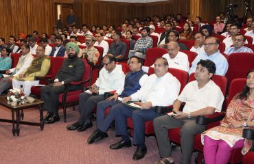 राजभवन में ‘प्लास्टिक से जंग’ कार्यशाला में प्रतिभाग करते हुए राज्यपाल लेफ्टिनेंट जनरल गुरमीत सिंह (से नि)।