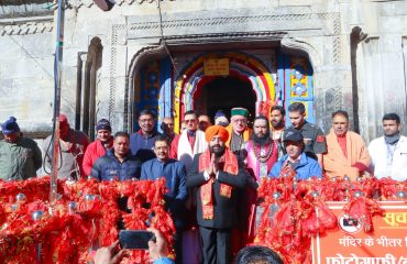 बाबा केदारनाथ के दर्शन करते हुए राज्यपाल लेफ्टिनेंट जनरल गुरमीत सिंह (से नि)।