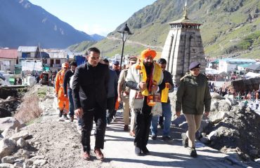 जिला प्रशासन, पुलिस, एनडीआरएफ एवं एसडीआरएफ के जवानों के साथ राज्यपाल लेफ्टिनेंट जनरल गुरमीत सिंह (से नि)।