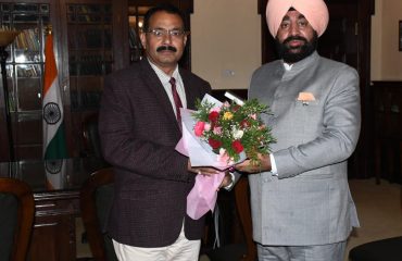 राज्यपाल लेफ्टिनेंट जनरल गुरमीत सिंह (से नि) से शिष्टाचार भेंट करते हुए सोबन सिंह जीना विश्वविद्यालय, अल्मोड़ा के नवनियुक्त कुलपति प्रो. सतपाल सिंह बिष्ट।