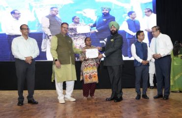 Governor Lt Gen Gurmit Singh (Retd) honors the Waste Warrior who made significant contribution in the cleanliness campaign.