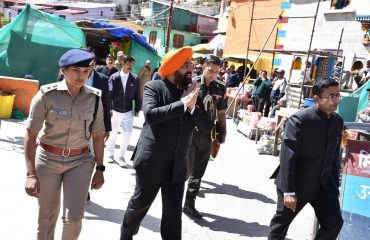 बद्रीनाथ मंदिर में भगवान बद्री विशाल के दर्शन करते हुए राज्यपाल लेफ्टिनेंट जनरल गुरमीत सिंह (से नि)।