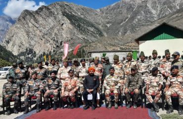 जनपद चमोली में चीन सीमा से सटे मलारी में आईटीबीपी, आर्मी और बीआरओ के जवानों से मुलाकात करते हुए राज्यपाल लेफ्टिनेंट जनरल गुरमीत सिंह (से नि)।