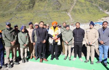 Governor Lt Gen Gurmit Singh (Retd) with district administration, police, NDRF and SDRF personnel.
