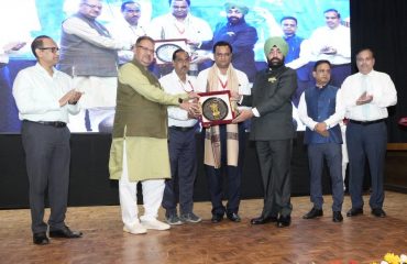स्वच्छता अभियान में महत्वपूर्ण योगदान देने वाले वेस्ट वॉरियर को सम्मानित करते हुए राज्यपाल लेफ्टिनेंट जनरल गुरमीत सिंह (से नि)।