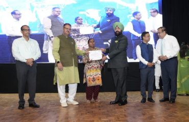 स्वच्छता अभियान में महत्वपूर्ण योगदान देने वाले वेस्ट वॉरियर को सम्मानित करते हुए राज्यपाल लेफ्टिनेंट जनरल गुरमीत सिंह (से नि)।