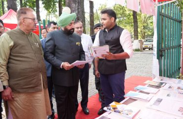 राजभवन में आयोजित कार्यशाला में पर्यावरण संरक्षण और प्लास्टिक वेस्ट पर आधारित स्टॉलों का अवलोकन करते हुए राज्यपाल लेफ्टिनेंट जनरल गुरमीत सिंह (से नि)।