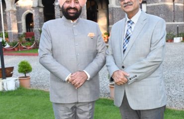 राज्यपाल लेफ्टिनेंट जनरल गुरमीत सिंह (से नि) से शिष्टाचार भेंट करते हुए उत्तराखण्ड उच्च न्यायालय के मुख्य न्यायाधीश न्यायमूर्ति श्री विपिन सांघी।