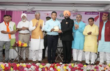 Governor Lt Gen Gurmit Singh (Retd) honoring the people who donated blood.