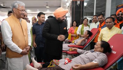Governor Lt Gen Gurmit Singh (Retd) meeting the people donating blood in the “Mega Blood Donation Camp” program organized by Devbhoomi Vikas Sansthan.