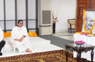 राष्ट्रपिता महात्मा गांधी एवं पूर्व प्रधानमंत्री श्री लाल बहादुर शास्त्री के चित्रों पर पुष्प अर्पित कर श्रद्धांजलि देते हुए राज्यपाल लेफ्टिनेंट जनरल गुरमीत सिंह (से नि)।