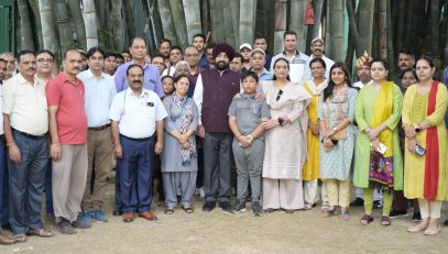 Governor Lt Gen Gurmit Singh (Retd) with all the officers and personnel of Raj Bhawan under the 'Swachhta Hi Seva Abhiyan'.