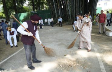 Governor Lt Gen Gurmit Singh (Retd) and First Lady Smt. Gurmeet Kaur participate in the cleanliness campaign under the 'Swachhta Hi Seva Abhiyan' at Raj Bhawan.