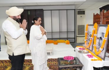 राष्ट्रपिता महात्मा गांधी एवं पूर्व प्रधानमंत्री श्री लाल बहादुर शास्त्री के चित्रों पर पुष्प अर्पित कर श्रद्धांजलि देते हुए राज्यपाल लेफ्टिनेंट जनरल गुरमीत सिंह (से नि)।