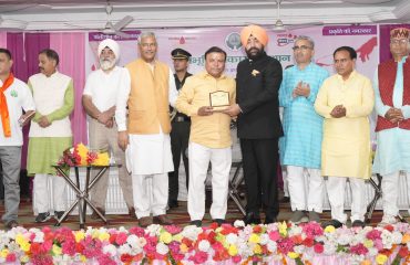 Governor Lt Gen Gurmit Singh (Retd) honoring the people who donated blood.