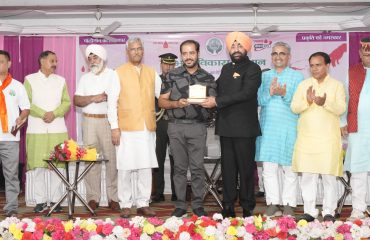 Governor Lt Gen Gurmit Singh (Retd) honoring the people who donated blood.