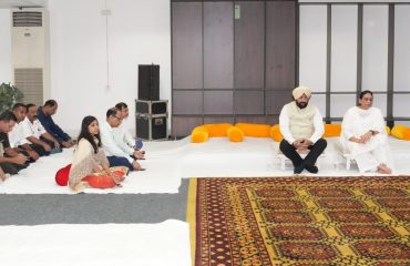 राष्ट्रपिता महात्मा गांधी एवं पूर्व प्रधानमंत्री श्री लाल बहादुर शास्त्री के चित्रों पर पुष्प अर्पित कर श्रद्धांजलि देते हुए राज्यपाल लेफ्टिनेंट जनरल गुरमीत सिंह (से नि)।