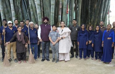 ‘स्वच्छता ही सेवा अभियान’ के तहत राजभवन के सभी अधिकारी, कार्मिक के साथ राज्यपाल लेफ्टिनेंट जनरल गुरमीत सिंह (से नि)।