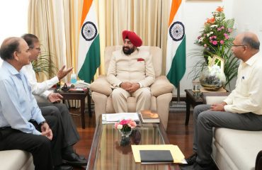 राज्यपाल लेफ्टिनेंट जनरल गुरमीत सिंह (से नि) से शिष्टाचार भेंट करते हुए ‘‘हिमालय उन्नति मिशन’’ के पदाधिकारीगण।